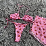 Traje de baño de 3 piezas con minifalda de malla con cuello halter y lazo anudado con estampado de fresa 