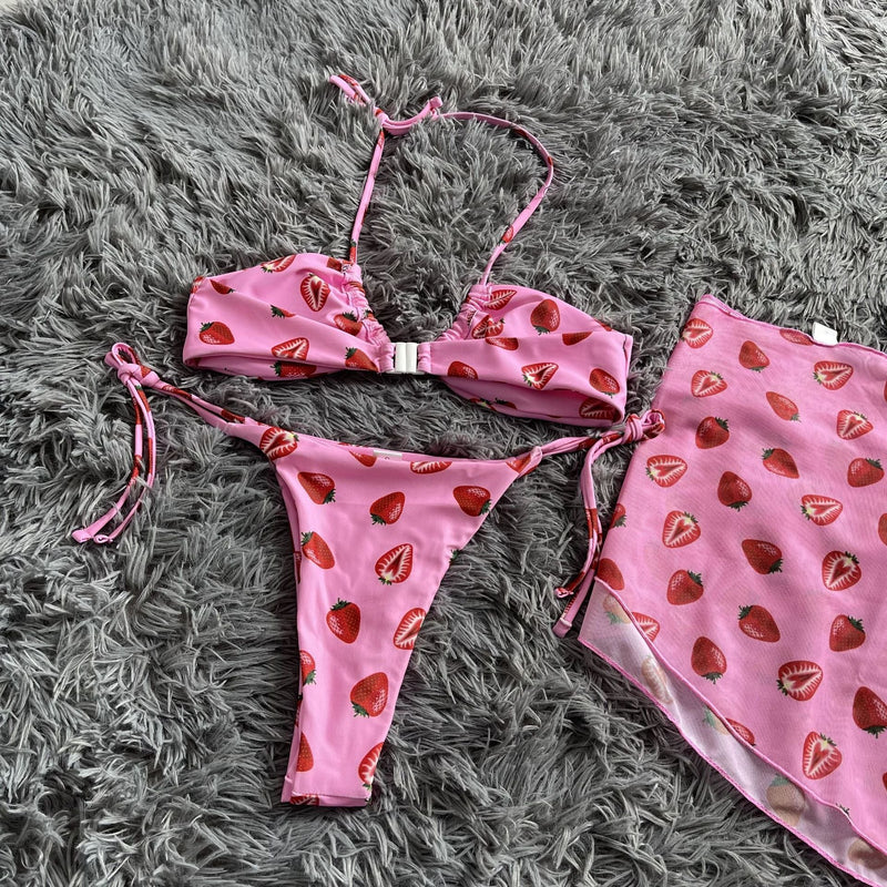 Traje de baño de 3 piezas con minifalda de malla con cuello halter y lazo anudado con estampado de fresa 