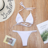 Traje de baño bikini sin espalda y cuello halter con aros y cuentas 