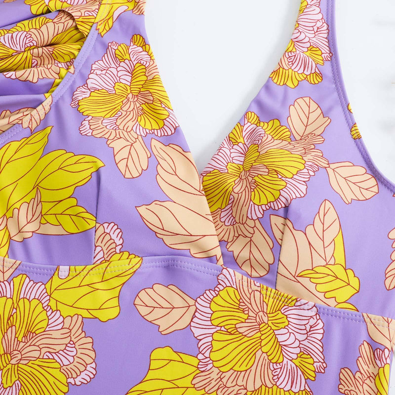 Traje de baño de una pieza con estampado de hojas con volantes irregulares en contraste 
