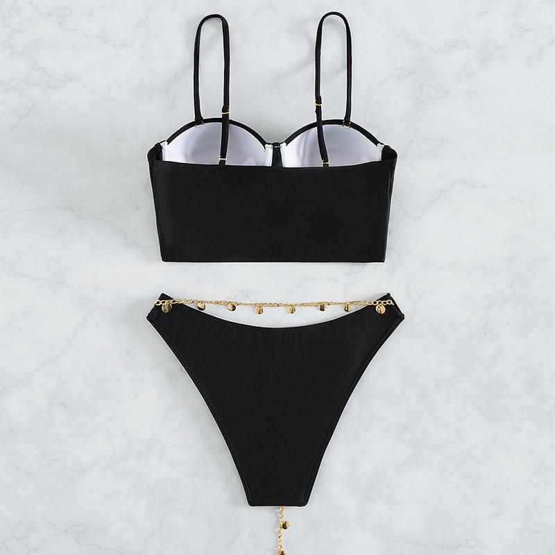 Traje de baño tipo bikini con escote en forma de corazón y relleno de cadena metálica 