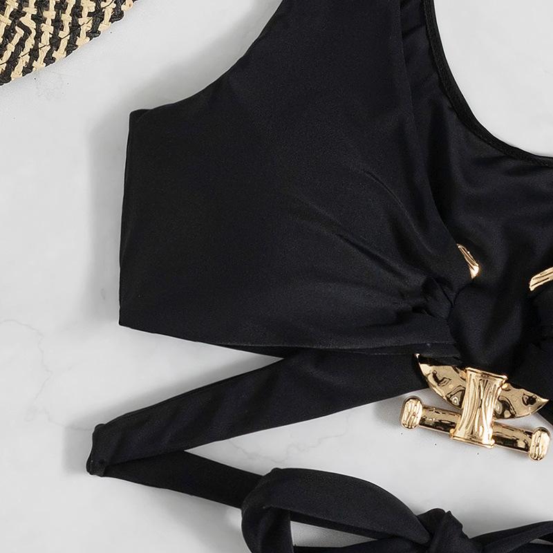 Maillot de bain bikini uni à col en V et appliques métalliques 