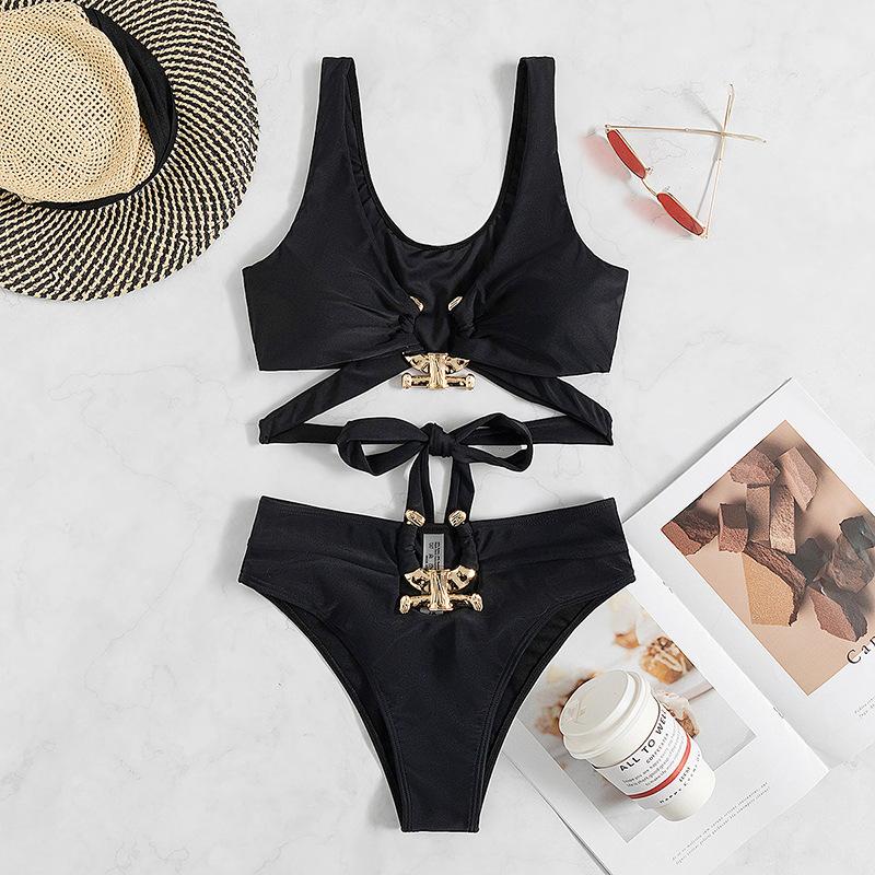 Maillot de bain bikini uni à col en V et appliques métalliques 