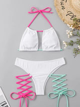 Traje de baño bikini de corte halter con espalda descubierta, textura y huecos con lazo en contraste 