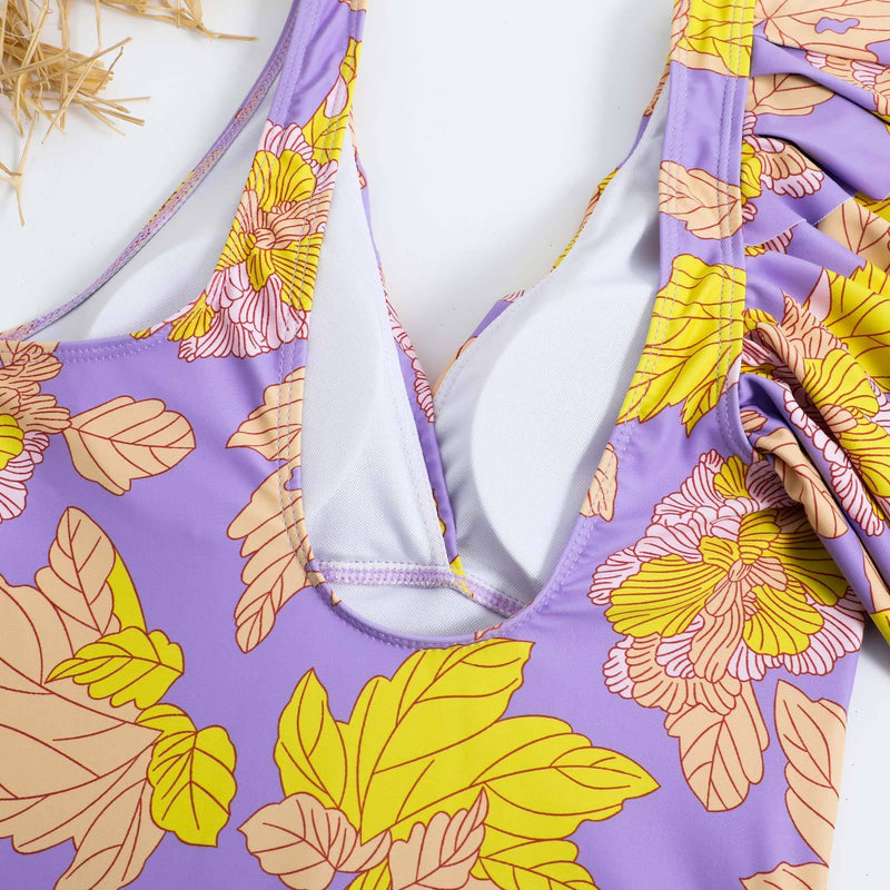 Traje de baño de una pieza con estampado de hojas con volantes irregulares en contraste 