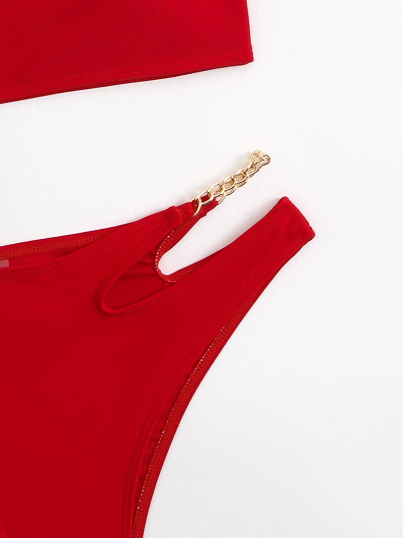 Traje de baño bikini liso con cuello halter y cadena de metal, con lazo y abertura. 