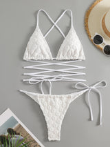 Traje de baño bikini con lazo en la espalda cruzada y textura de flores 