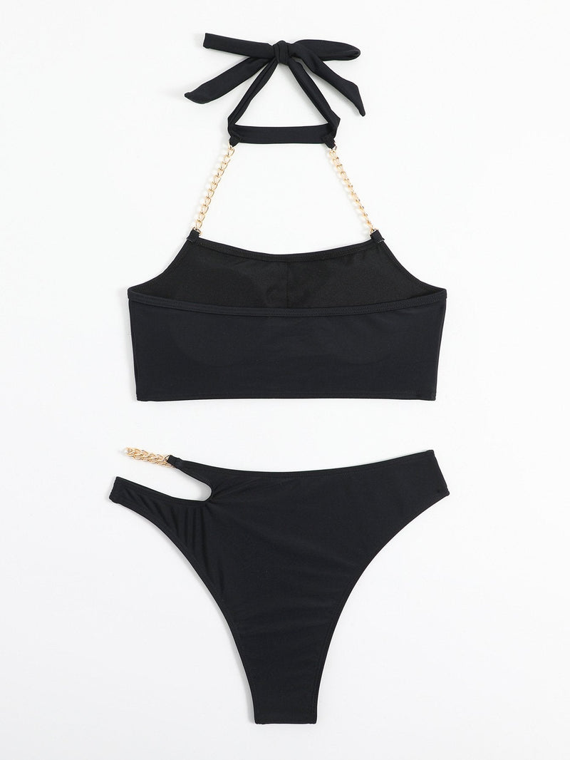 Traje de baño bikini liso con cuello halter y cadena de metal, con lazo y abertura. 