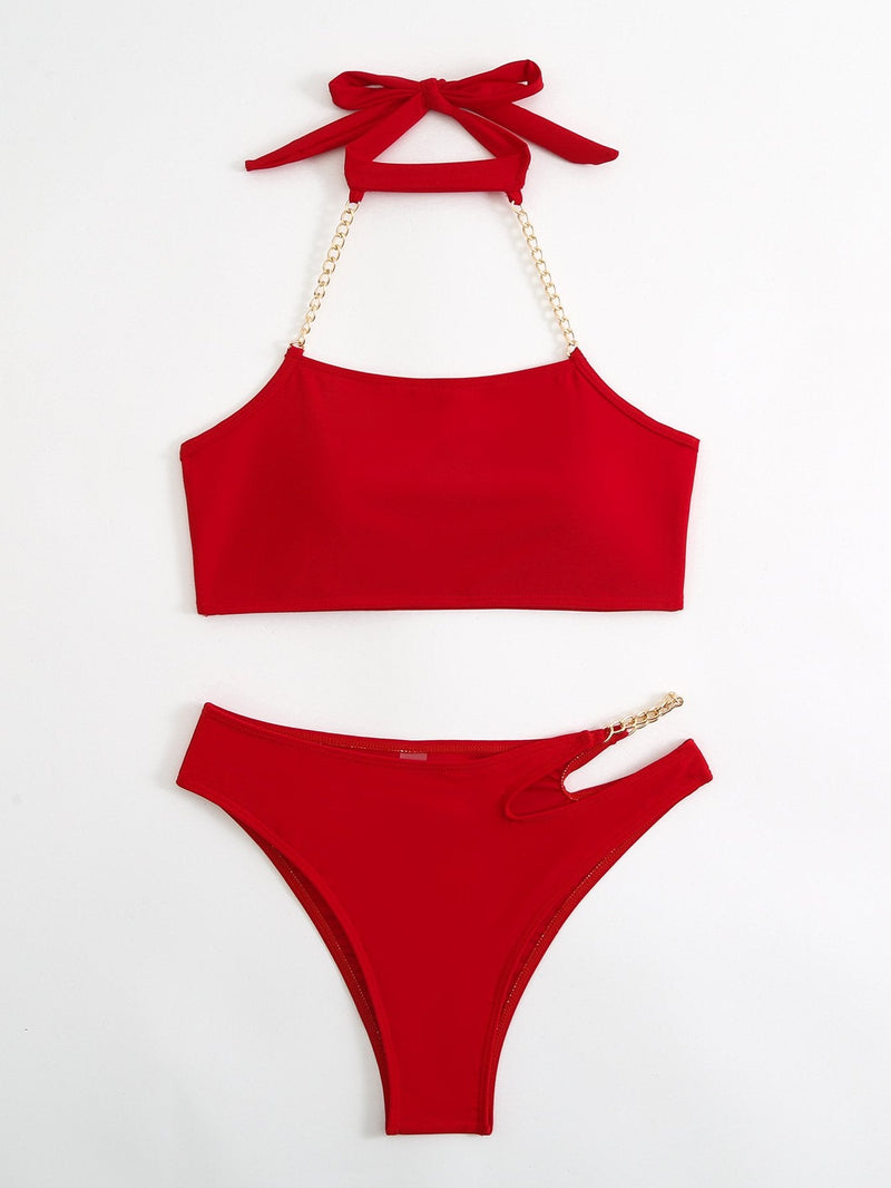Traje de baño bikini liso con cuello halter y cadena de metal, con lazo y abertura. 