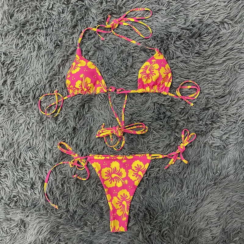 Traje de baño tipo bikini con cuello halter, lazo en contraste y cordón ajustable con estampado floral 
