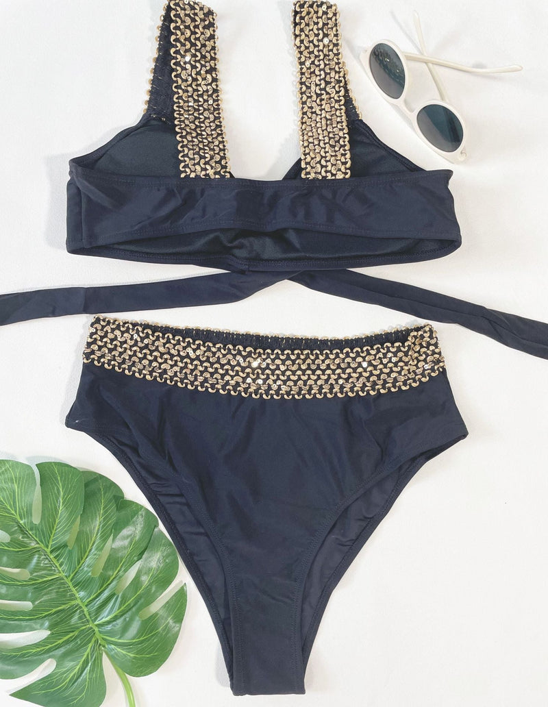 Traje de baño bikini con abertura y lazo cruzado en contraste en la parte delantera 