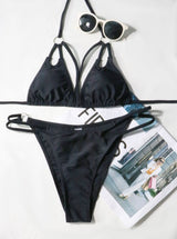Traje de baño tipo bikini con cuello halter y anilla en forma de O con frente cruzado 