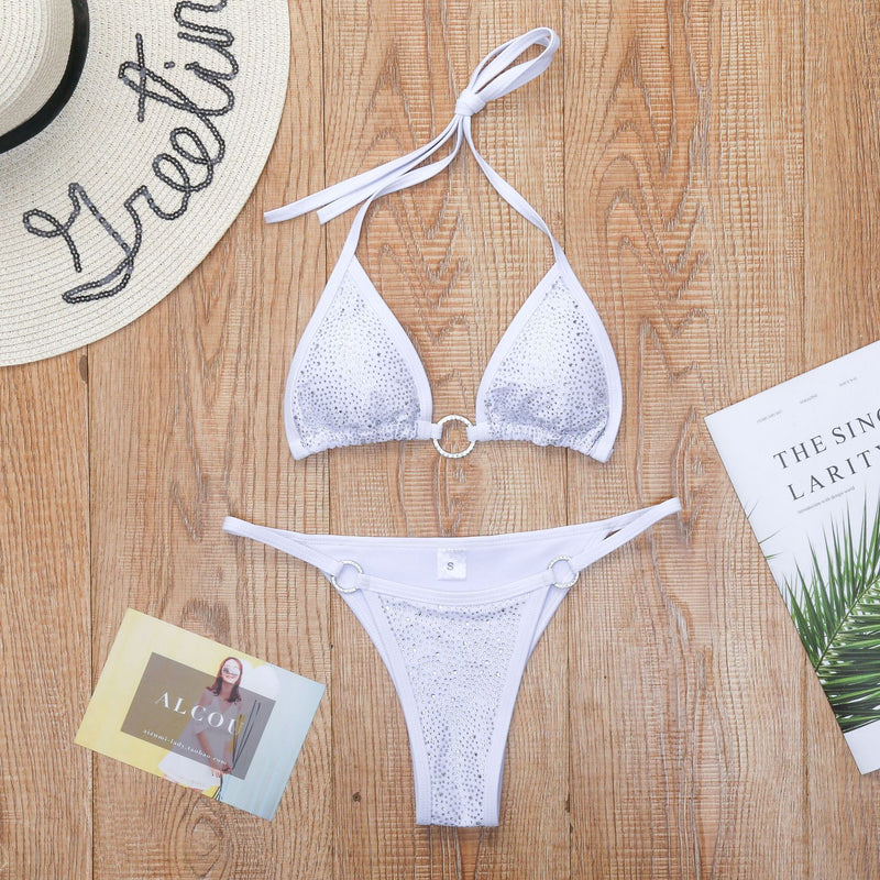 Traje de baño bikini sin espalda y cuello halter con aros y cuentas 