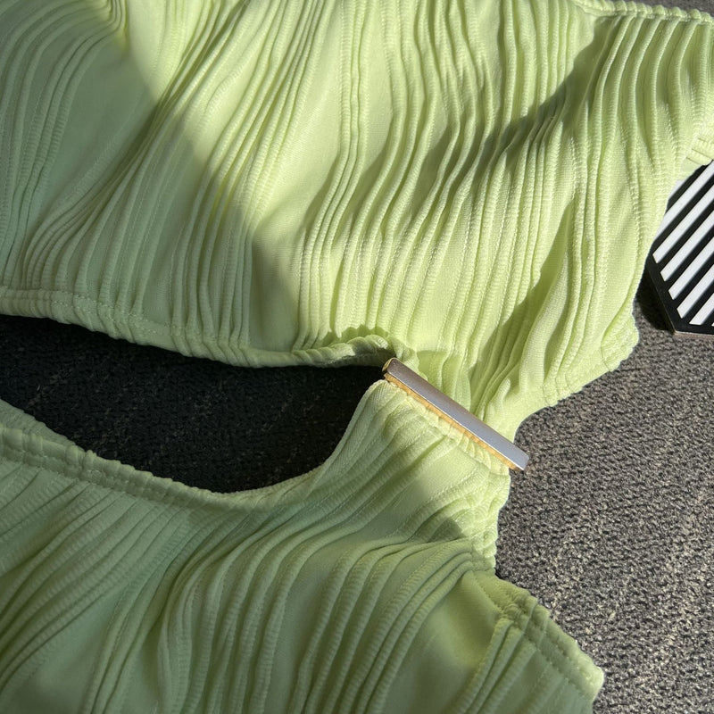 Maillot de bain une pièce texturé uni à une épaule et bouton ajouré 