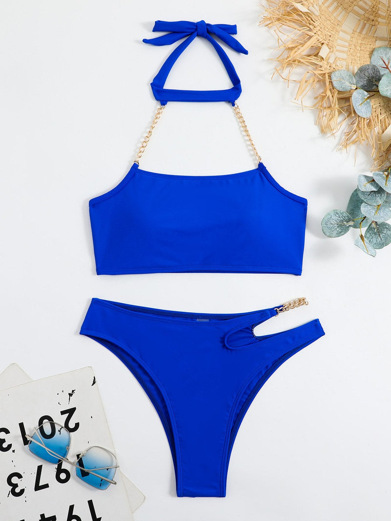 Traje de baño bikini liso con cuello halter y cadena de metal, con lazo y abertura. 