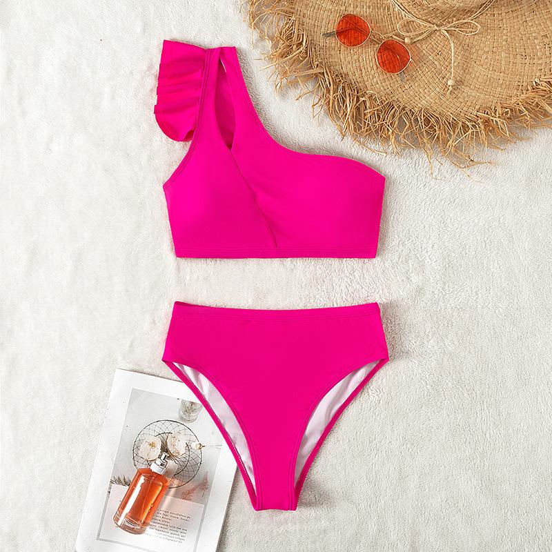 Maillot de bain bikini asymétrique à volants et découpes irrégulières et solides 
