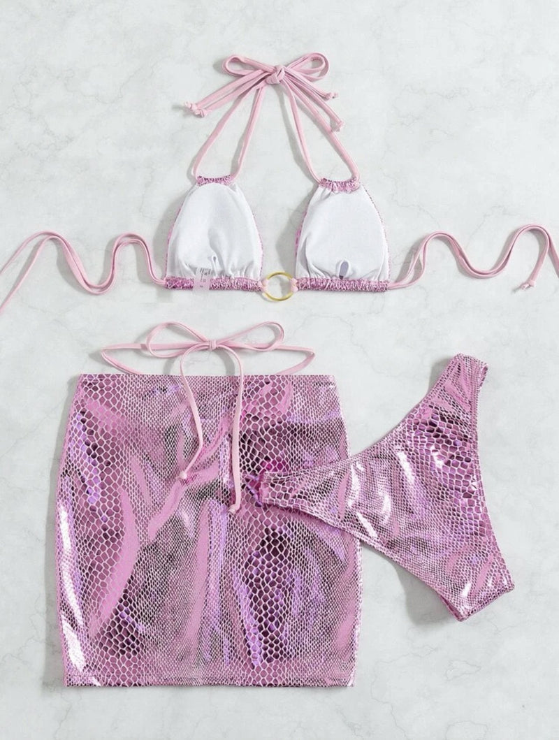 Traje de baño de tres piezas con minifalda con lazo y aro metálico de piel de serpiente 