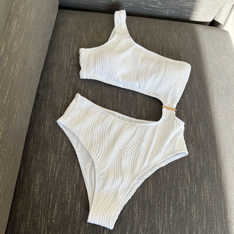 Maillot de bain une pièce texturé uni à une épaule et bouton ajouré 