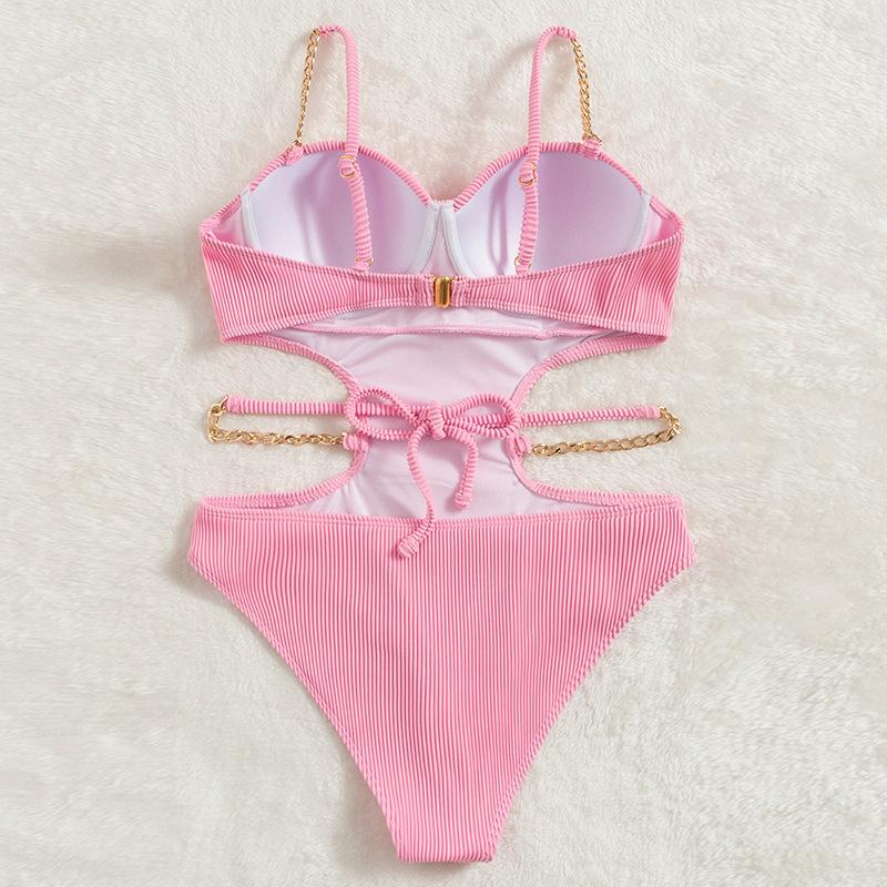 Traje de baño de una pieza con botones y cadena de metal, acolchado y liso, con lazo. 