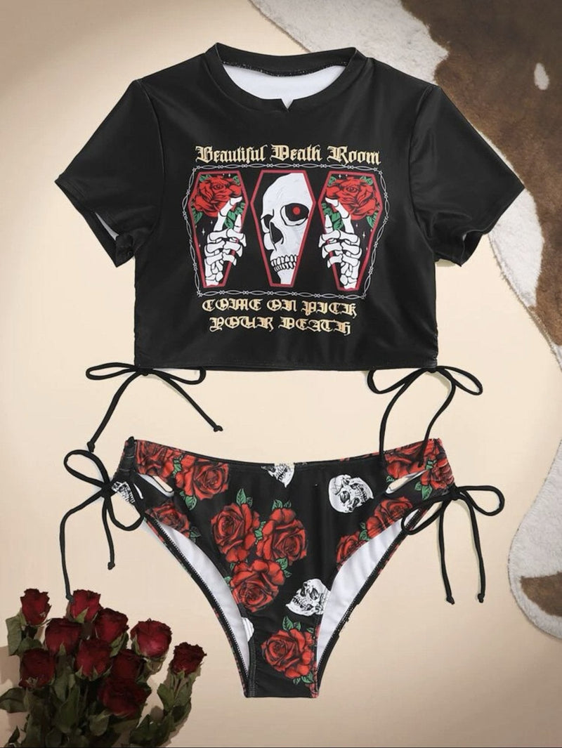 Traje de baño bikini de manga corta con cordón ajustable y estampado de flores y calaveras en contraste 