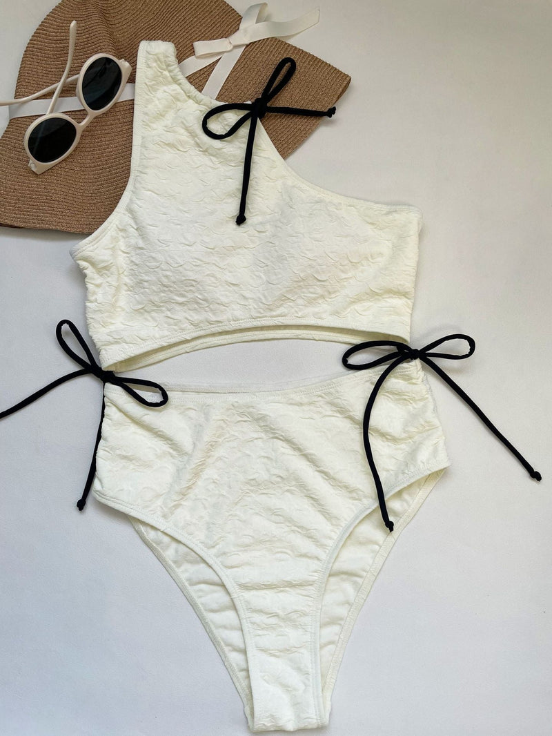 Traje de baño de una pieza con un hombro al descubierto y lazo en contraste texturizado 