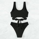 Traje de baño bikini sin mangas con cuello en V y lazo sólido con apliques de metal 