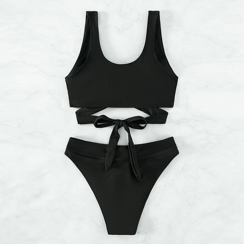 Traje de baño bikini sin mangas con cuello en V y lazo sólido con apliques de metal 