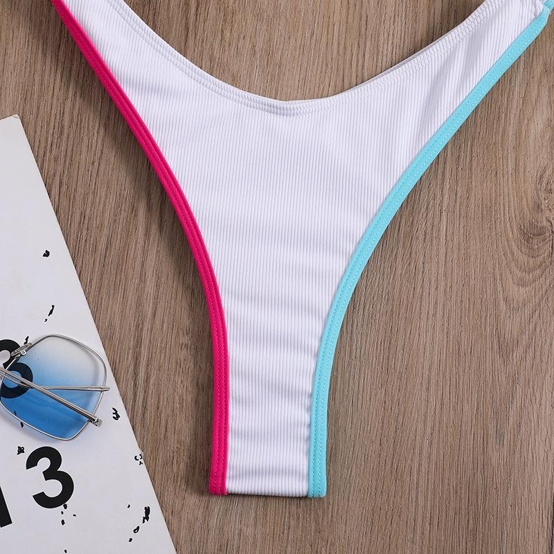 Traje de baño de una pieza sin espalda con espalda cruzada y anillo en contraste 
