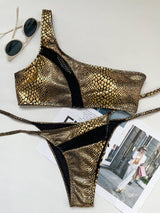 Traje de baño bikini con un hombro al descubierto y diseño de patchwork con estampado de piel de serpiente 