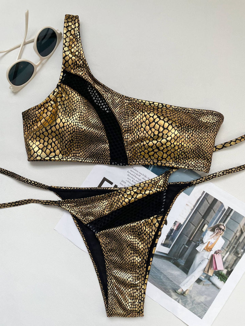 Traje de baño bikini con un hombro al descubierto y diseño de patchwork con estampado de piel de serpiente 