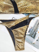 Traje de baño bikini con un hombro al descubierto y diseño de patchwork con estampado de piel de serpiente 