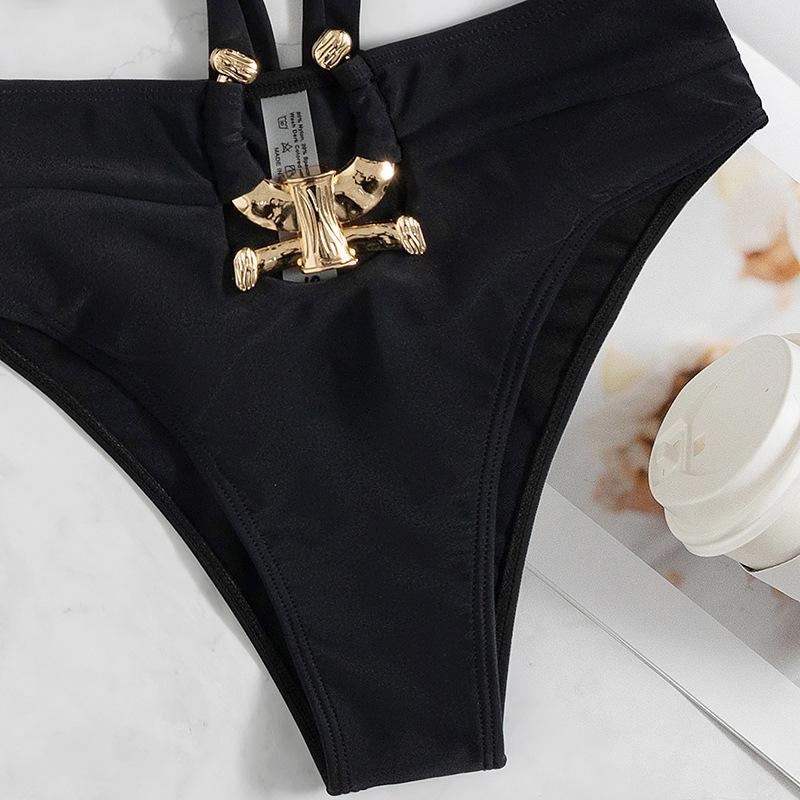 Maillot de bain bikini uni à col en V et appliques métalliques 